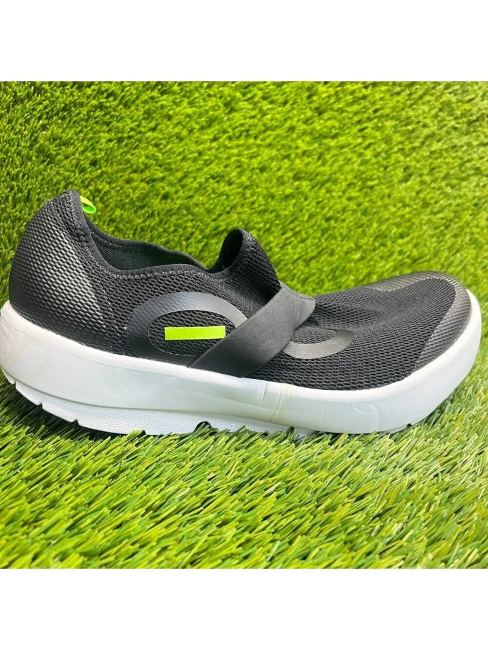 OOFOS OOmg Low Mens Size 9 Black White Casual Walking Slip On Recovery Shoes
